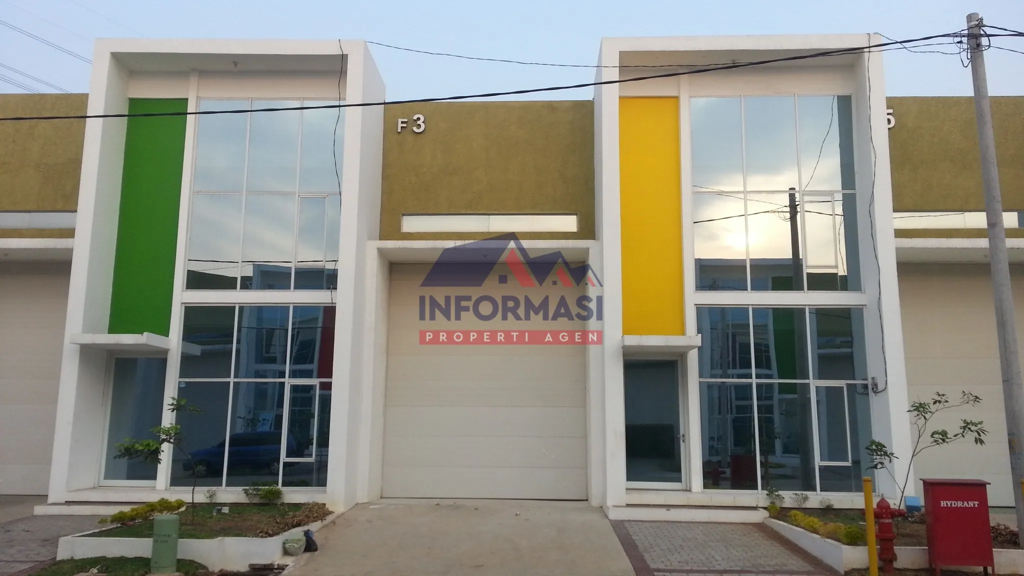 Di komplek pergudangan indoserena
