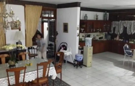 Lebak Bulus Raya dgn halaman luas + swimming pool