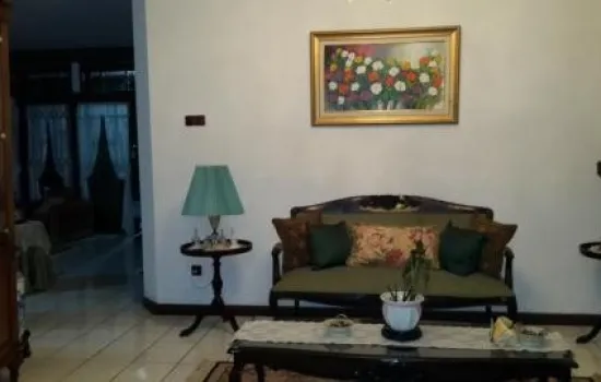 Lebak Bulus Raya dgn halaman luas + swimming pool