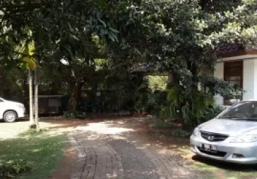 Lebak Bulus Raya dgn halaman luas   swimming pool