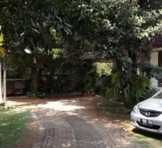 Lebak Bulus Raya dgn halaman luas + swimming pool