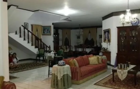 Lebak Bulus Raya dgn halaman luas + swimming pool