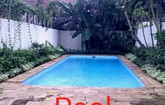 Di Keman , halaman luas dan ada swimming pool