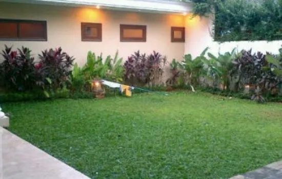 Di Keman , halaman luas dan ada swimming pool