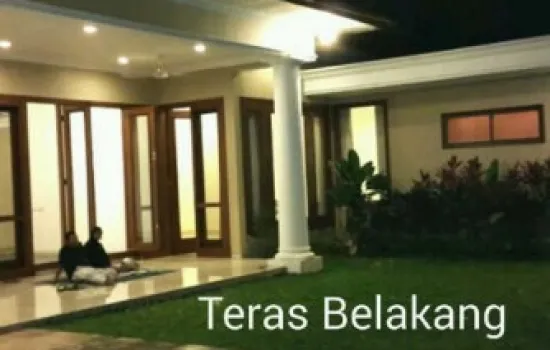 Di Keman , halaman luas dan ada swimming pool