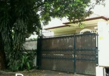 Di Keman , halaman luas dan ada swimming pool