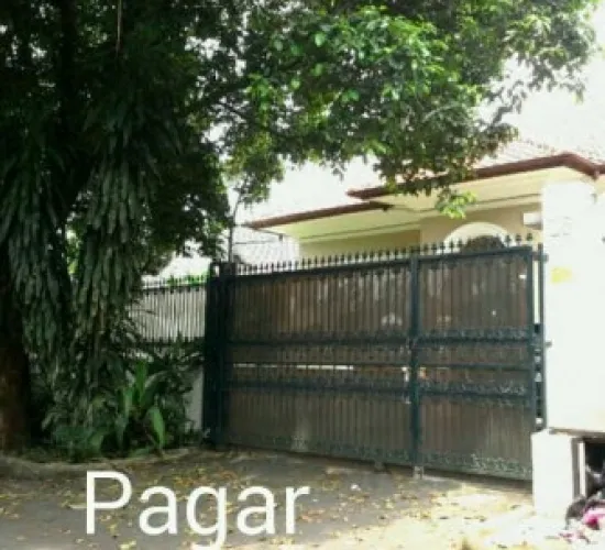 Di Keman , halaman luas dan ada swimming pool