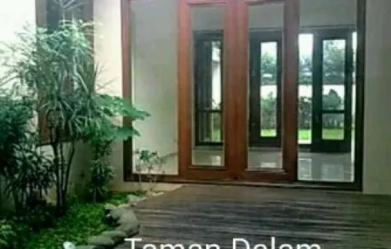 Di Keman , halaman luas dan ada swimming pool