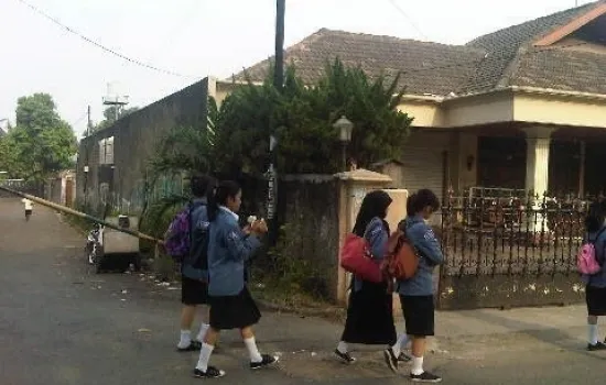 Di Bintaro Permai, dekat Univ Kedokteran Gigi Moestopo (HOEK