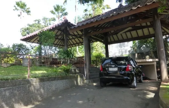 Rumah luas 1550 m2  Asri dan Mewah di Bintaro
