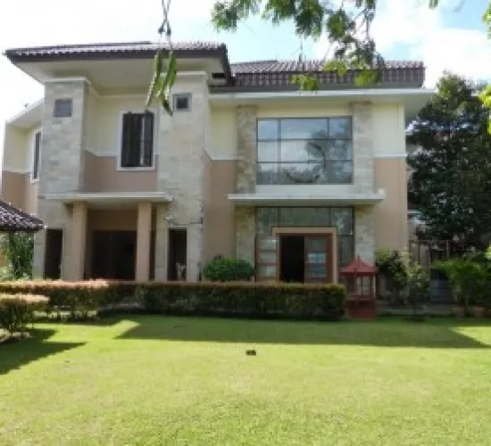 Rumah luas 1550 m2 Asri dan Mewah di Bintaro