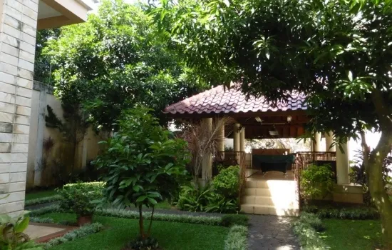 Rumah luas 1550 m2  Asri dan Mewah di Bintaro