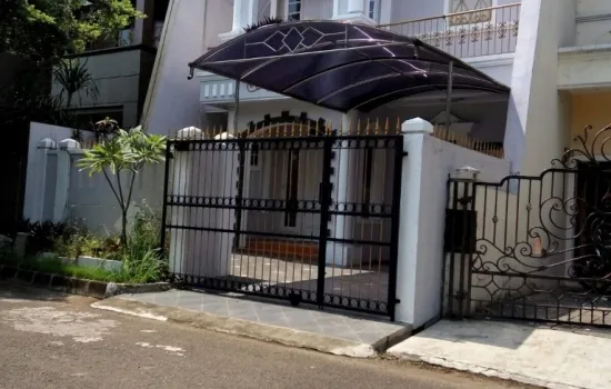 Rumah 2 Lt 4 + 1 KT 3 + 1 KM Siap Huni Semi Furnished