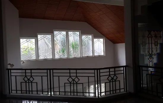 Rumah mewah  luas 450 m2 di lokasi elite Taman Kebon jeruk