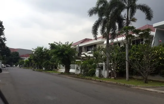 Rumah mewah  luas 450 m2 di lokasi elite Taman Kebon jeruk