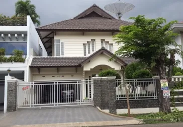 Rumah mewah  luas 450 m2 di lokasi elite Taman Kebon jeruk