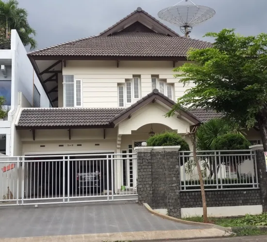 Rumah mewah  luas 450 m2 di lokasi elite Taman Kebon jeruk