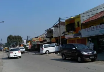 lokasi strategis, pinggir jalan raya