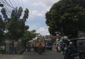 Strategis depan jalan raya