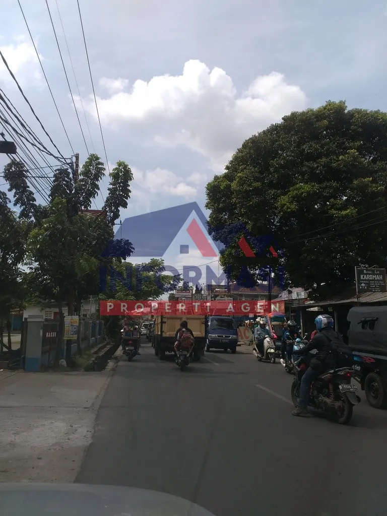 Strategis depan jalan raya