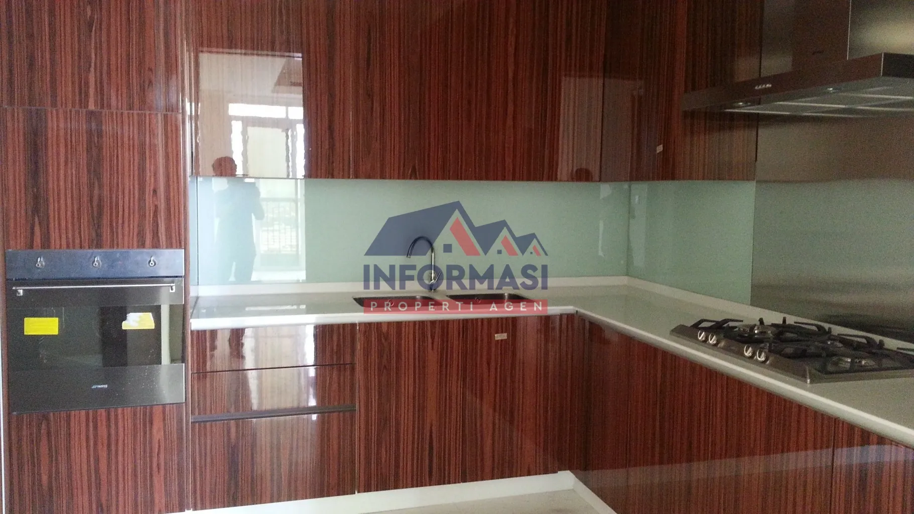 Rumah di Pondok Indah.ada swimming pool dan roof gardenm