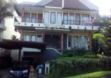 Rumah Asri bagus , 2 lantai , nyaman , semi furnished