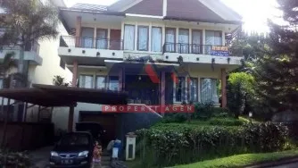 Rumah Asri bagus , 2 lantai , nyaman , semi furnished