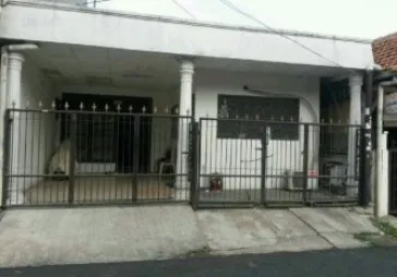 Rumah dengan 8 kamar , di pusat kota , jalan lebar