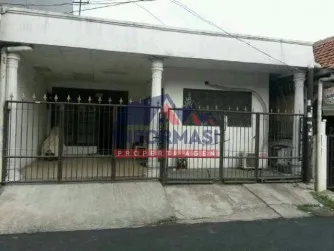 Rumah dengan 8 kamar , di pusat kota , jalan lebar