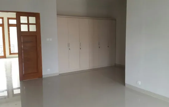 Rumah mewah baru n semi furnish dan kolam berenang