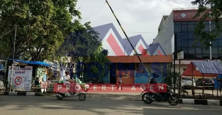 Gudang strategis pinggir jalan raya