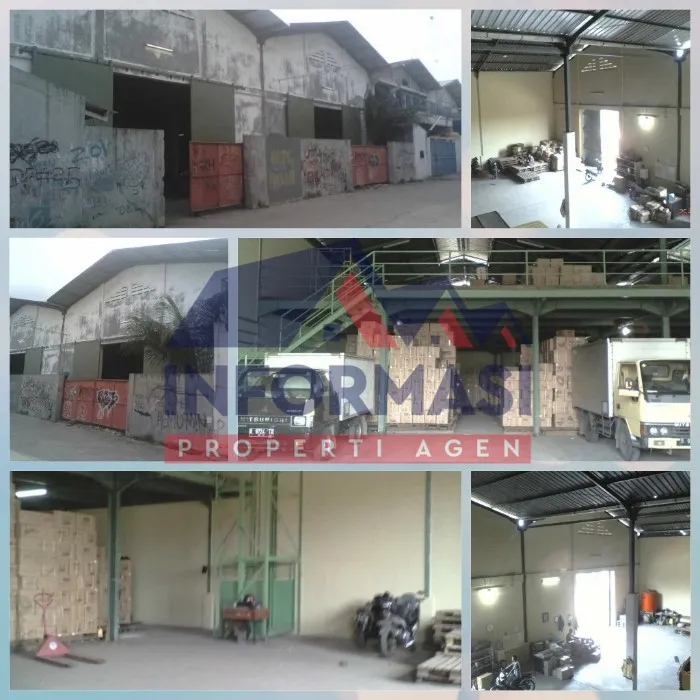 Gudang 2 unit gandeng kayu besar dalam