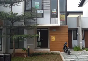 Rumah baru 2lt dgn luas tanah 225m depan taman Avani