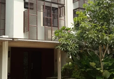 Rumah baru siap huni 3 lantai dgn 4 kmr tidur.