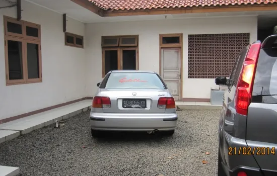 Rumah layak huni  berbatasan perumahan elite ermata buana