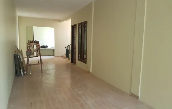 Bangunan masih gress.... cocok utk resto, salon, kantor