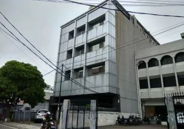 Gedung 5 lantai , lokasi bisnis jl Alaydrus. Lt 1300 m2.