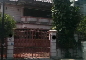 Rumah tua 2 lantai lokasi jalan raya