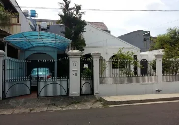 Rumah tua lokasi bagus sangat strategis dan nyaman