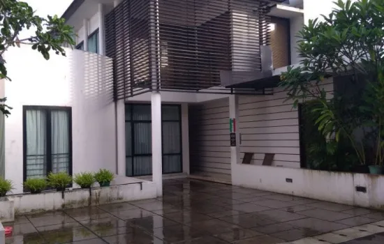 Rumah town house dengan swimming pool