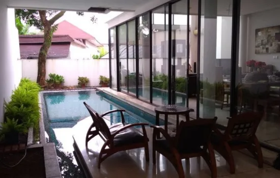 Rumah town house dengan swimming pool