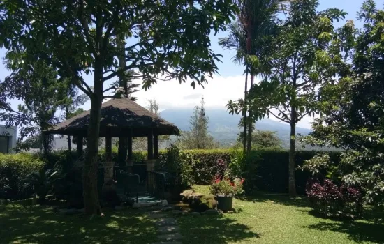 Asri nyaman bagus sekaki view gunung Rancamaya