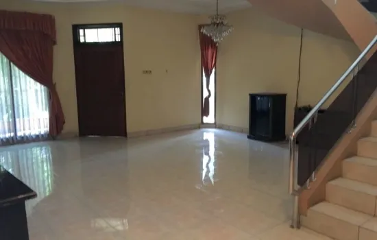 Rumah bagus siap huni,,semi furnis.lokasi tidak  banjir