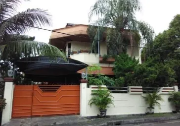 Rumah bagus siap huni,,semi furnis.lokasi tidak  banjir