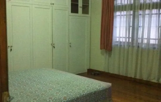 Rumah bagus siap huni,,semi furnis.lokasi tidak  banjir