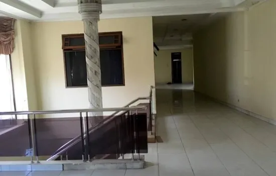 Rumah bagus siap huni,,semi furnis.lokasi tidak  banjir