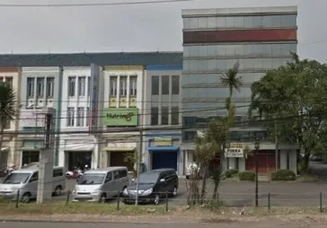 Depan jalan raya  lokasi  dekat lote mart  dan  rumah sakit