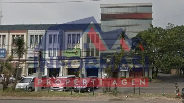 Depan jalan raya  lokasi  dekat lote mart  dan  rumah sakit