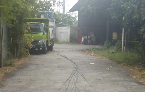 Gudang hoki no 18, bentuk tanah ngantong, dekat akses Tol