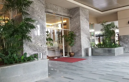 Pintu masuk lobby utama Kartika